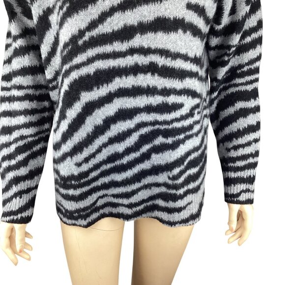 C By Bloomingdales Womens Cashmere Sweater Size‎ Small Grey Black Zebra Pattern - Picture 6 of 10
